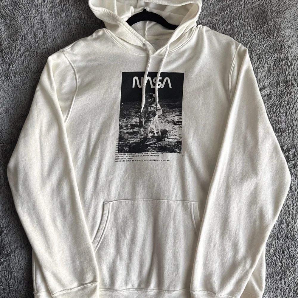 Old Navy - White NASA Graphic Hoodie for Men
Size - XXL - Picture 3 of 8